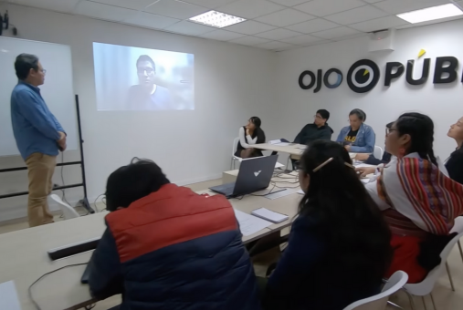 Peruvian journalist David Hidalgo, from Ojo Publico digital news outlet, conducts a training to indigenous journalists about a AI tool.