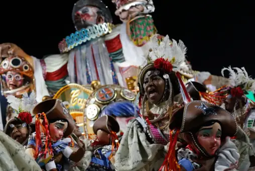 Woman wearing a costume in tribute to the cangaceiro Lampião during Imperatriz's parade in 2023