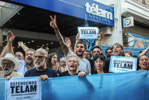 journalists protesting in front of telam's offices