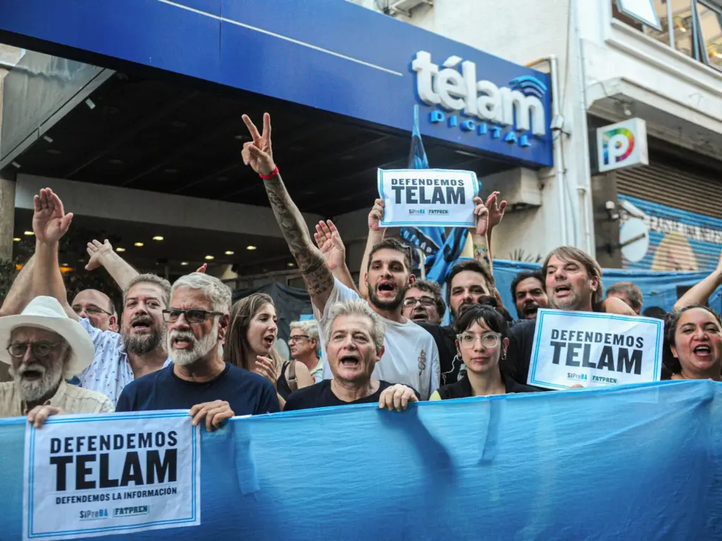 Télam workers protest in front of the state news agency