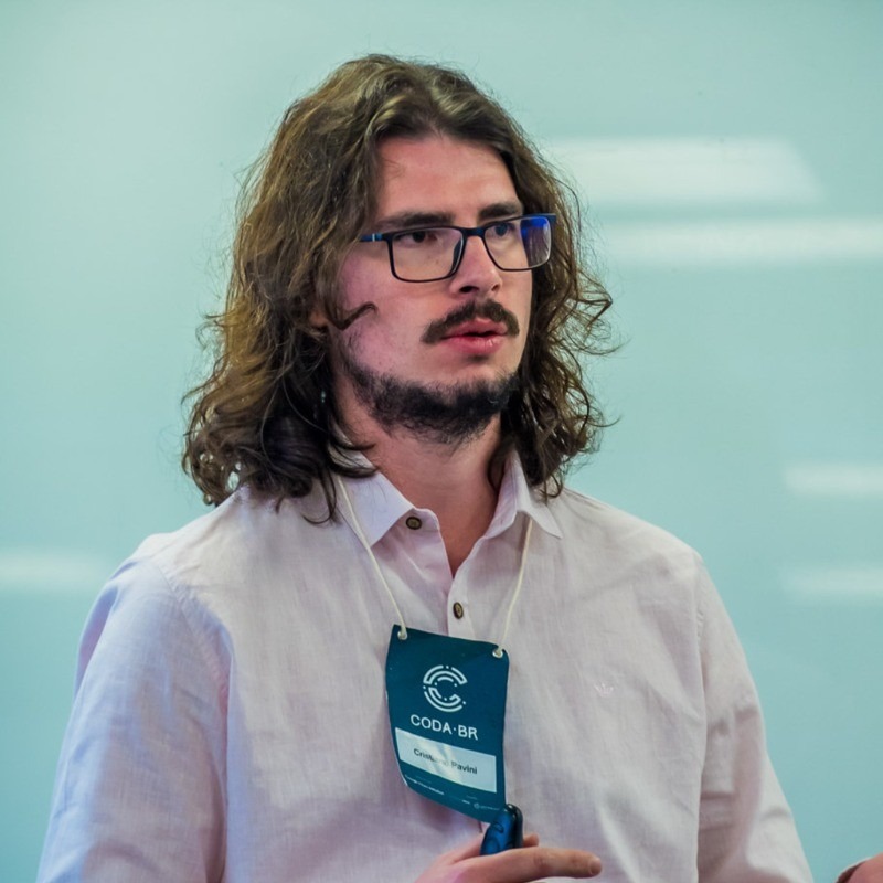 Journalist Cristiano Pavini, founder of Farolete, speaks at a conference