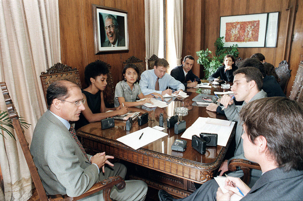 Folha's trainees interview Geraldo Alckmin, then vice-governor of São Paulo, in 1998