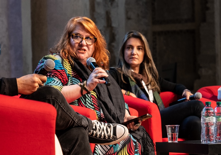 Periodistas Julie Posetti y Patrícia Campos Mello hablan durante el Festival Internacional de Periodismo de Perugia 2024.