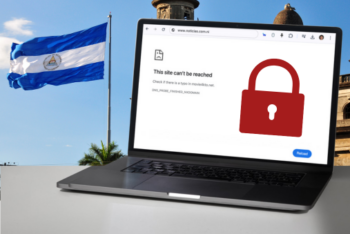 A computer displaying a blocked website message with the background of a Nicaraguan flag.¿