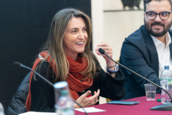 Periodista Patrícia Campos Mello y activista Luis Fernando García hablan durante el Festival Internacional de Periodismo de Perugia 2024.