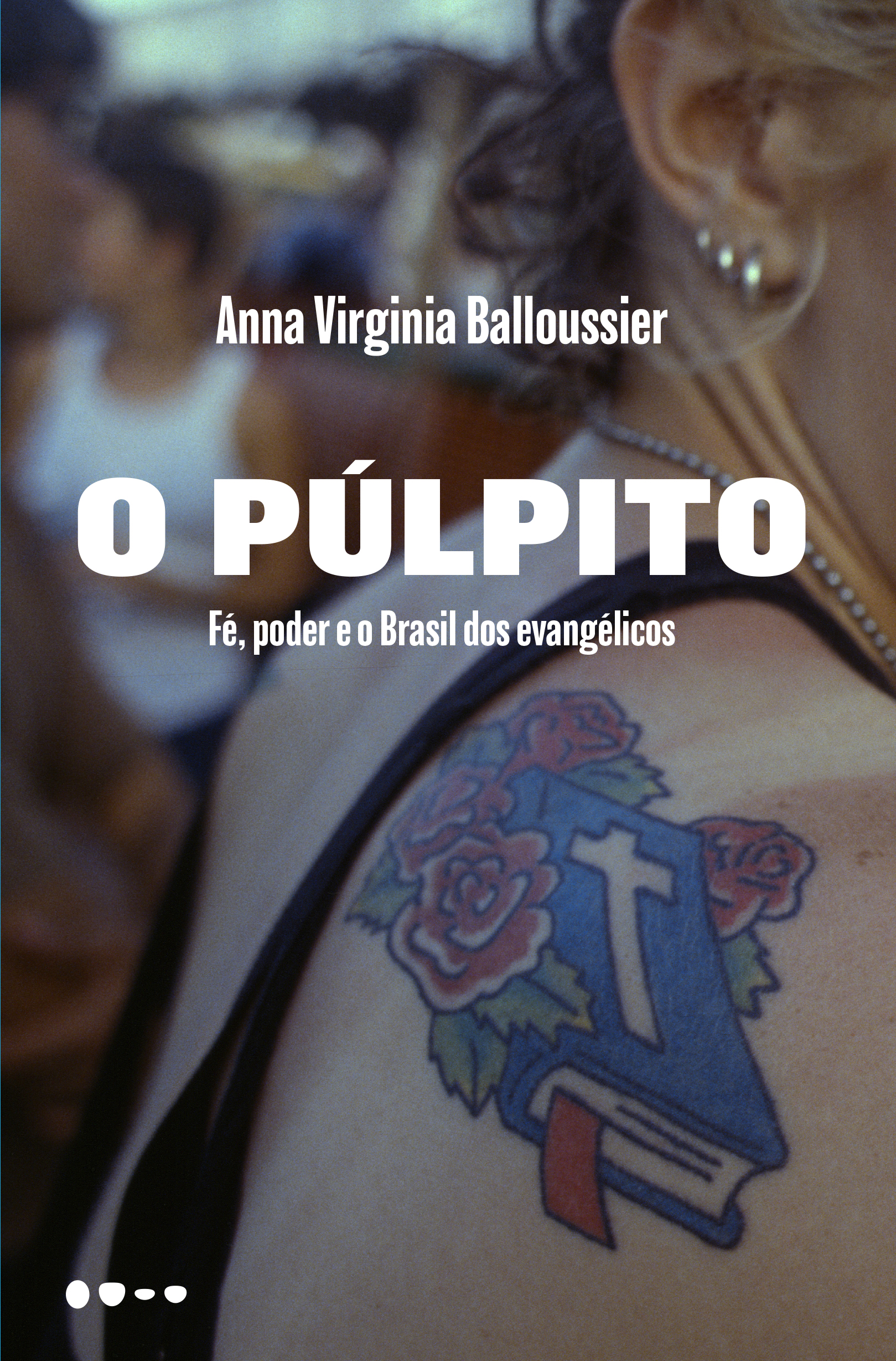 The cover of "O Púlpito", a recently released book by Brazilian journalist Anna Virginia Balloussier. The cover features the upper back of a woman with a tattoo of a Bible within roses