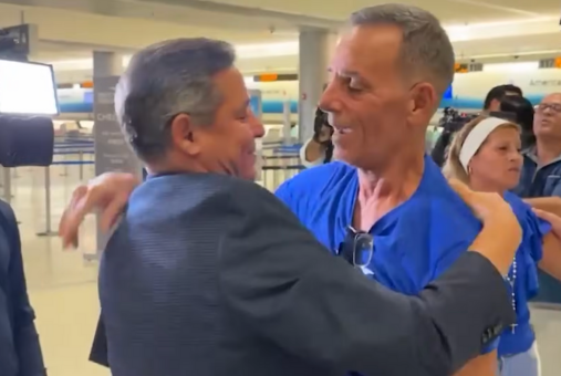 Cuban journalist Yuri Valle Roca greets Normando Hernández, director of the Cuban Institute for Freedom of Expression and the Press (ICLEP) at Miami airport.