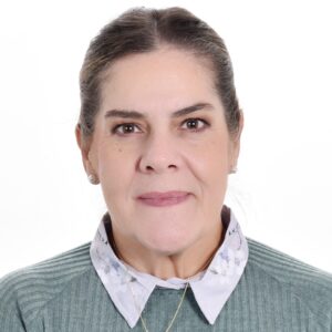 Mujer de mediana edad mirando a la cámara usando un saco verde en un fondo blanco