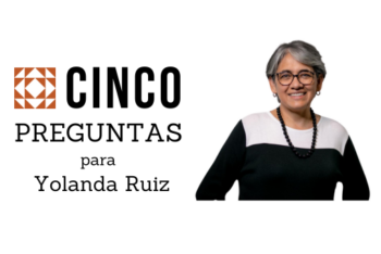 Banner con una mujer de mediana edad y gafas sonriendo a la cámara de blusa blanca y negro. Al lado la frase "Cinco preguntas para Yolanda Ruiz".