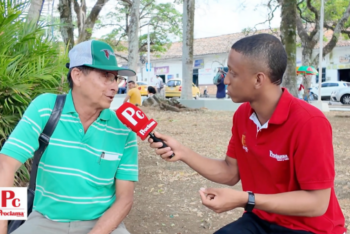 Periodista del medio Proclama Valle y Cauca, de Colombia, entrevista a ciudadano en la ciudad de Santander de Quilachao. (Foto: Cortesía Proclama