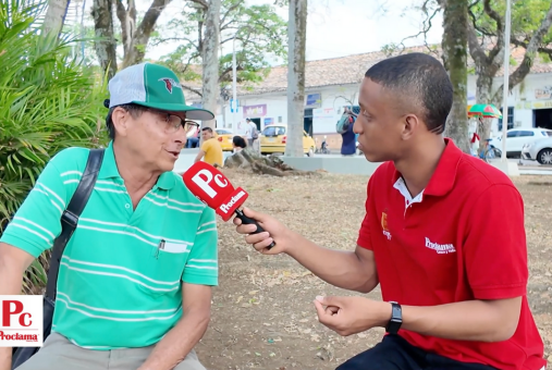 Periodista del medio Proclama Valle y Cauca, de Colombia, entrevista a ciudadano en la ciudad de Santander de Quilachao. (Foto: Cortesía Proclama