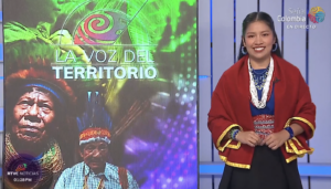 Mujer indígena en set de televisión hablando a la cámara