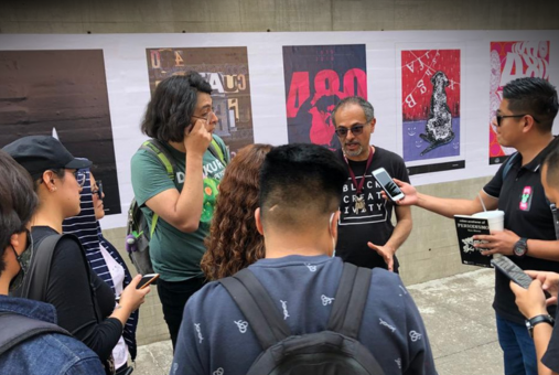 A group of journalism students interview a man in Mexico City. (Photo: Courtesy Taller de Periodismo UACM SLTZ)