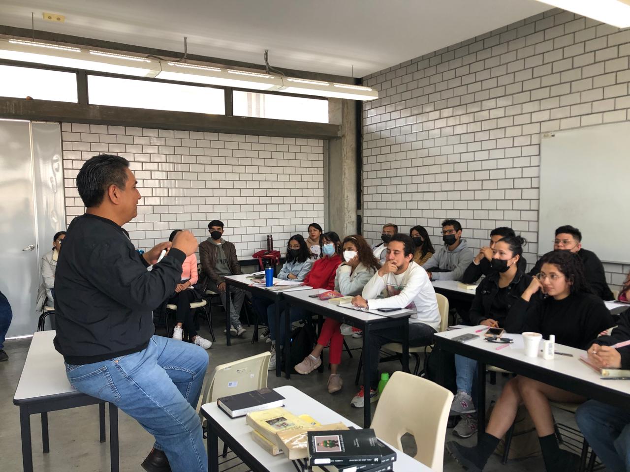 Mexican Journalist Mario Marlo speaks to a group as a guest speaker at the UACM university journalism workshop.