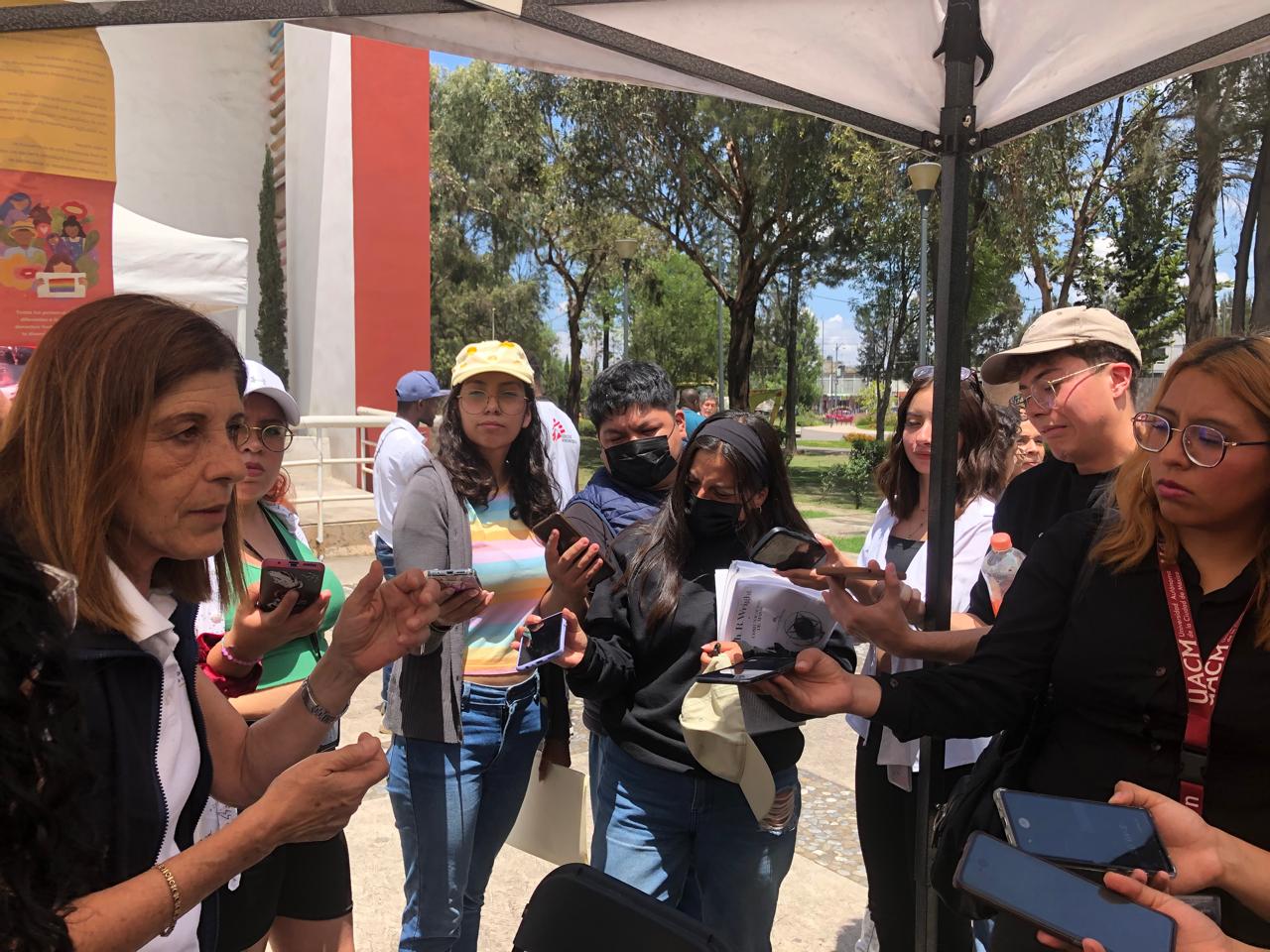 A group of journalism students interview a woman in Mexico City.