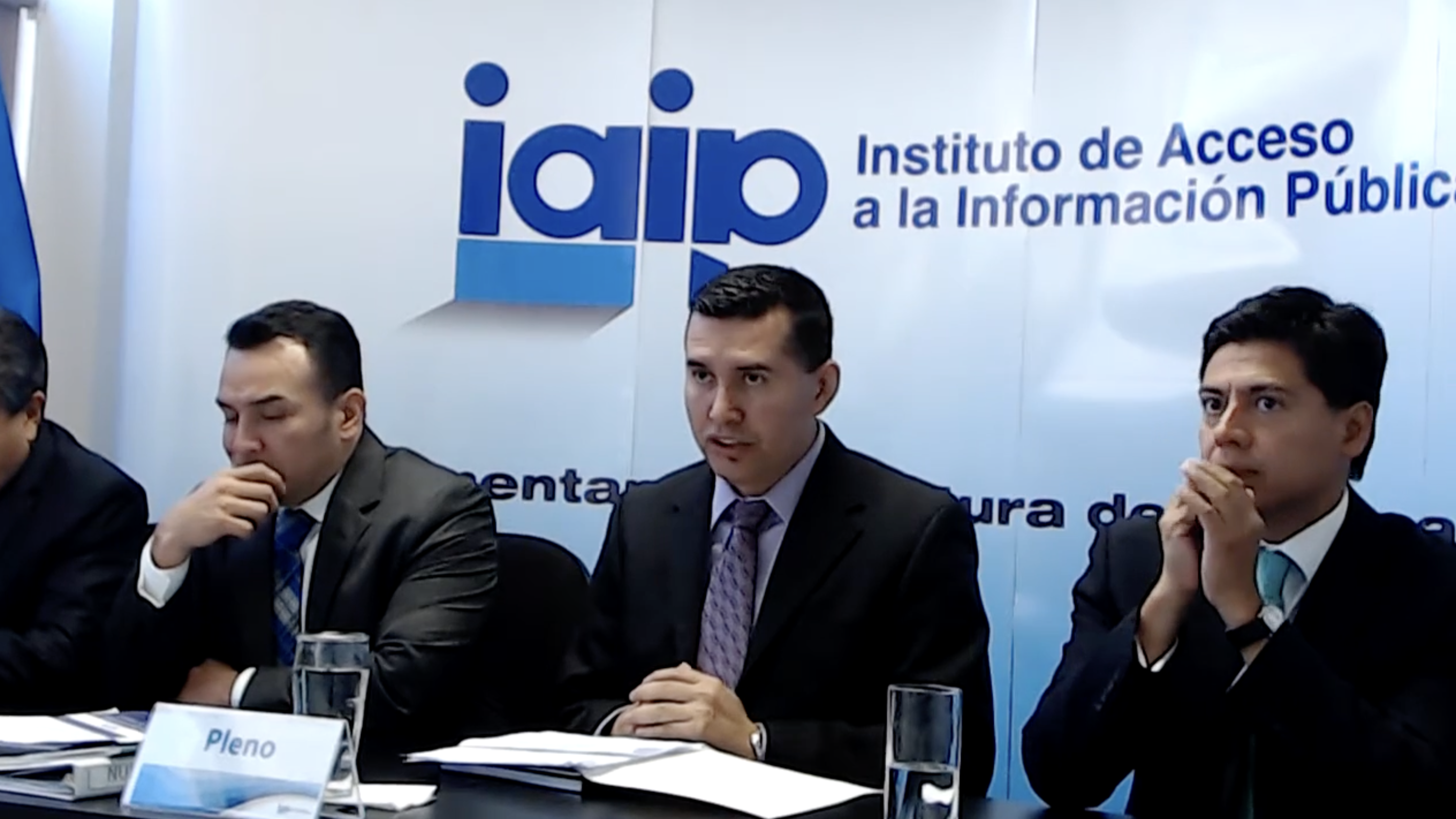 Funcionarios del Instituto de Acceso a la Información y Transparencia de El Salvador sostienen una reunión. 