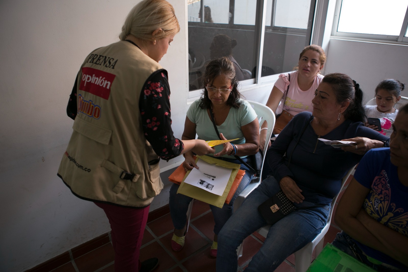 Periodistas del sitio colombiano Estoy en la Frontera, del periódico La Opinión, durante una cobertura. Foto: Cortesía Estoy en la Frontera