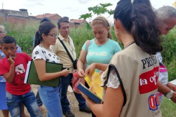 Periodistas del sitio colombiano Estoy en la Frontera, del periódico La Opinión, durante una cobertura.