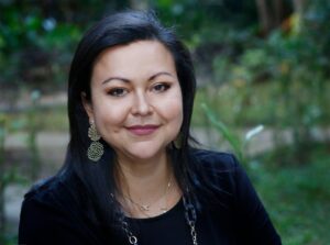 woman journalist posing to the camera