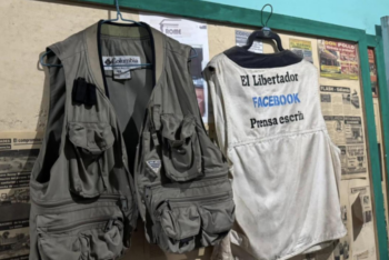 Chalecos de prensa del periodista ecuatoriano Patricio Aguilar. (Foto: Cortesía De Frente Quinindé)