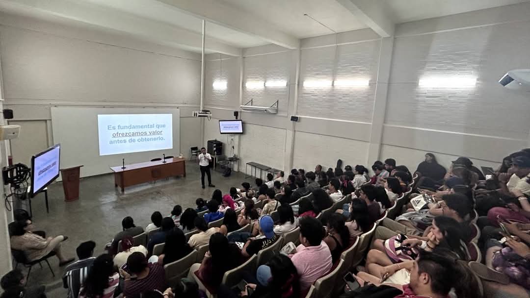 Students attend a class taught by Mexican journalist and professor Abraham Torres.