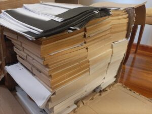 Pila de documentos y libros