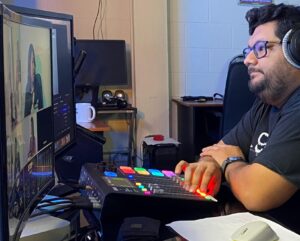 Salvadoran journalist Ezequiel Barrera during the filming of a video podcast of media outlet Gato Encerrado. (Photo: Courtesy Gato Encerrado)