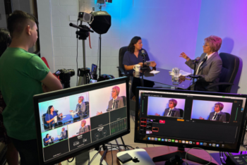 Team of the Salvadoran media Gato Encerrado during the recording of a video podcast.
