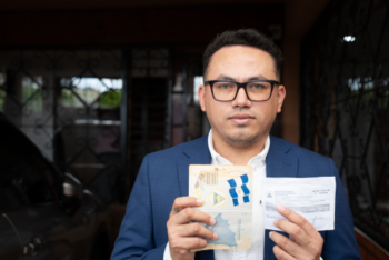 Gerall Chávez, journalist for Nicaragua Actual, holding his Nicaraguan passport.