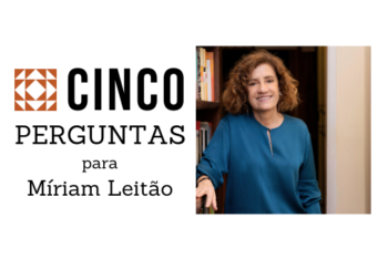 Logo da série "Cinco Perguntas" da LatAm Journalism Review, com o texto “Cinco Perguntas para Míriam Leitão” ao lado de uma foto da jornalista Míriam Leitão sorrindo, de pé, usando uma blusa azul escura, em frente a uma estante de livros.
