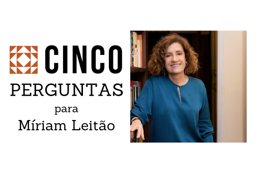 Logo da série "Cinco Perguntas" da LatAm Journalism Review, com o texto “Cinco Perguntas para Míriam Leitão” ao lado de uma foto da jornalista Míriam Leitão sorrindo, de pé, usando uma blusa azul escura, em frente a uma estante de livros.