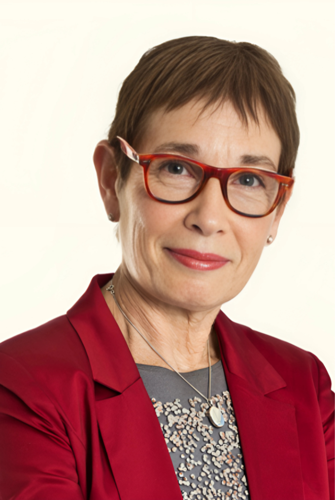 Argentine journalist Nora Bär professional headshot.