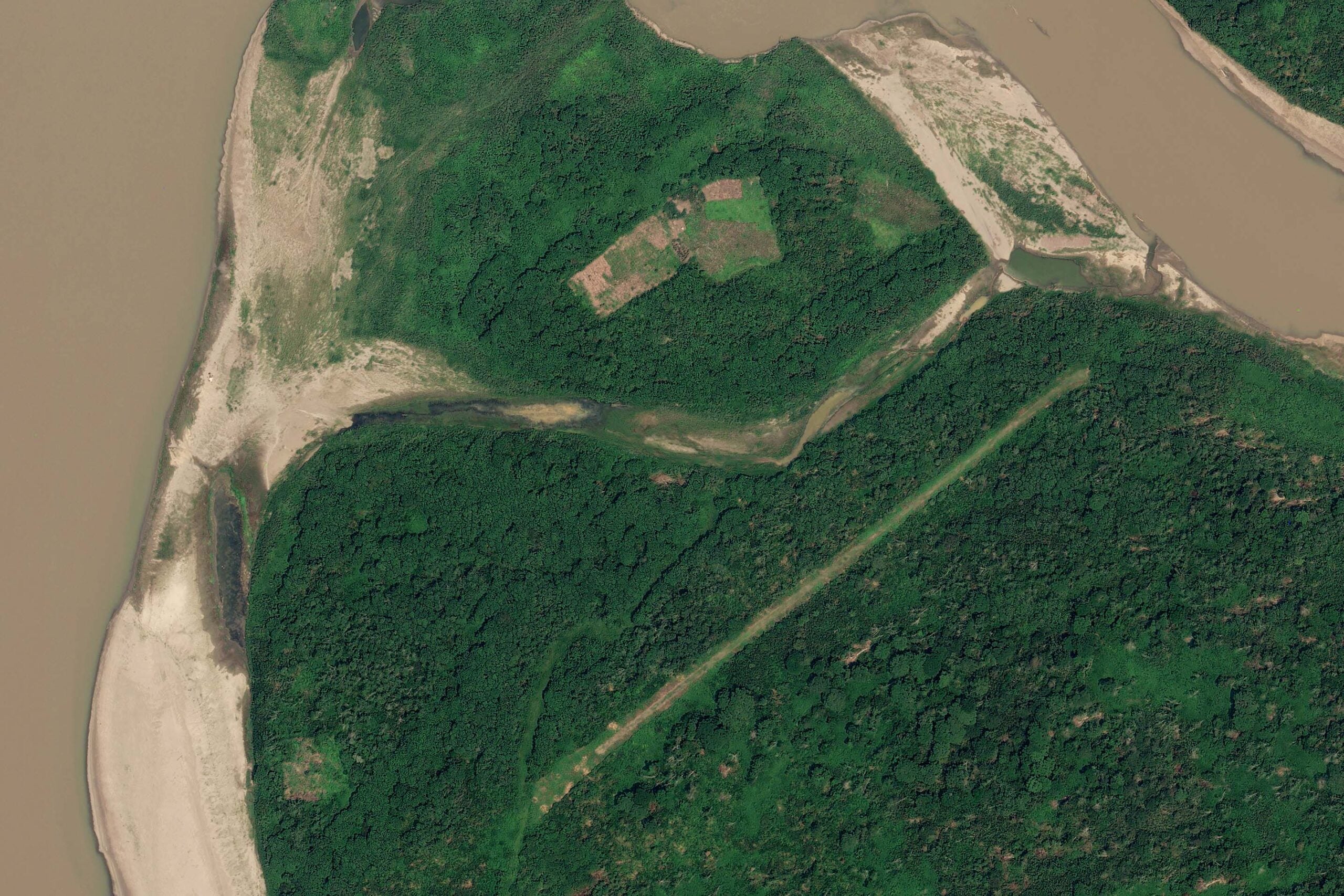 Imagen aérea de una pista de aterrizaje en la Amazonía peruana perteneciente al reportaje de Mongabay Latam "Los vuelos de la muerte".