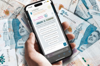 Illustration depicting a human hand holding a smartphone while browsing Colombian news outlet Economía para la Pipol website, with a background of Colombian peso bills.