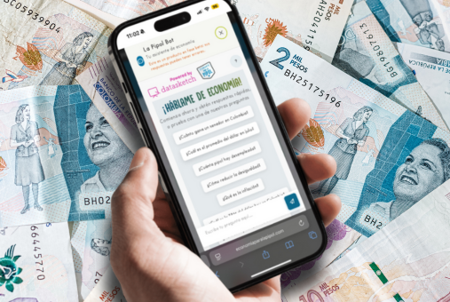 Illustration depicting a human hand holding a smartphone while browsing Colombian news outlet Economía para la Pipol website, with a background of Colombian peso bills.