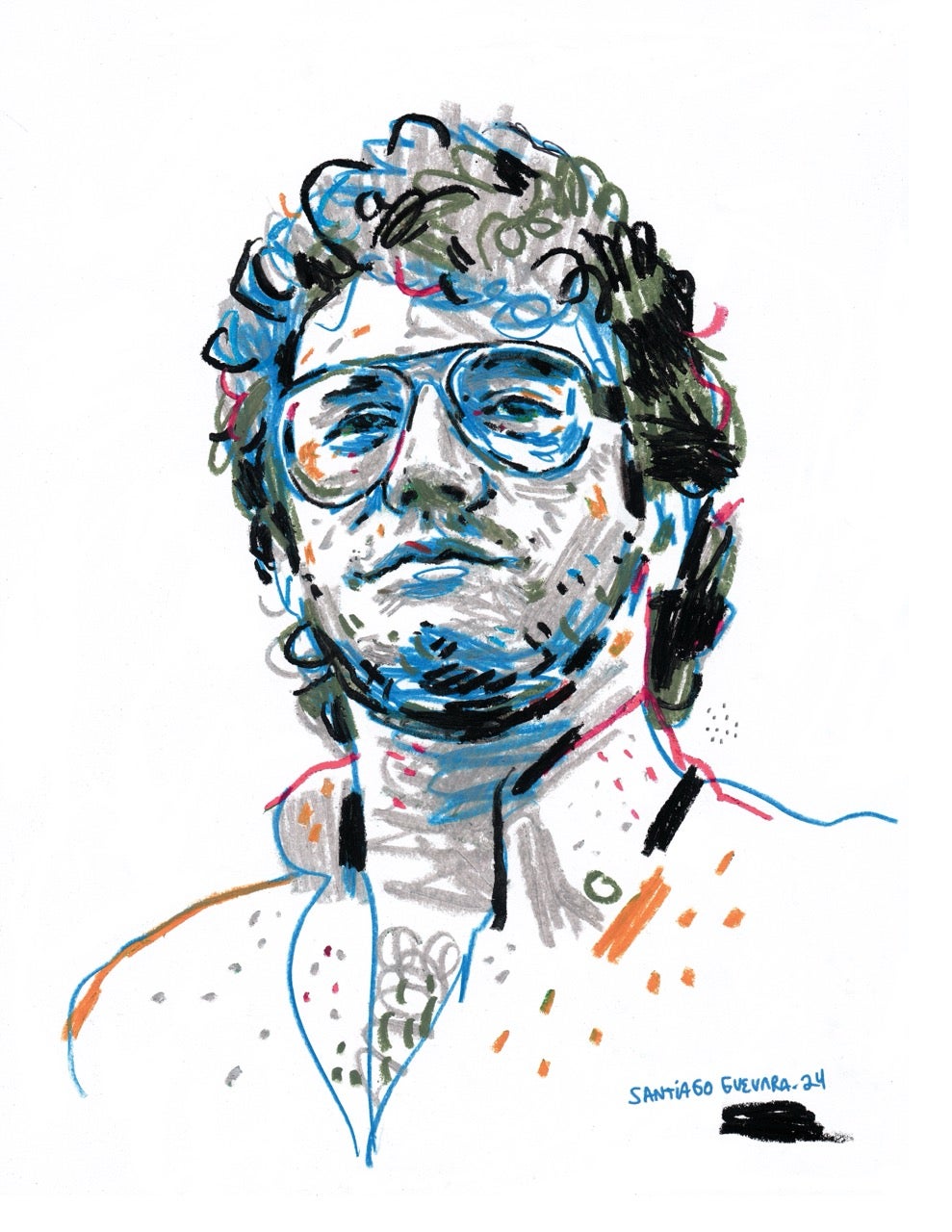 Imagen de un hombre joven con cabello crespo, barba y gafas, con camiseta blanca mirando al horizonte.