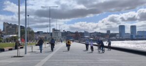 Personas montando bicicleta en una ciudad costera de Chile