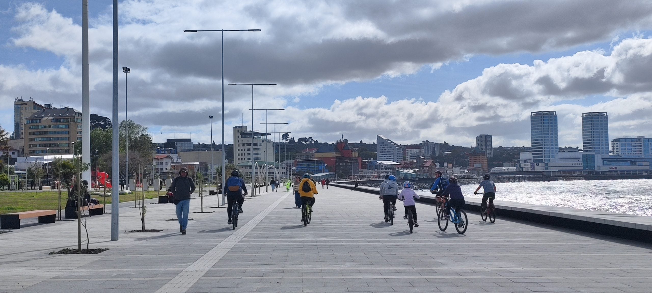 Personas montando bicicleta en una ciudad costera de Chile