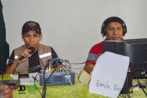 Estudiantes de la Escuela de Periodismo Indígena, en Bolivia, durante una transmisión en la radio digital Ñande Ñee.