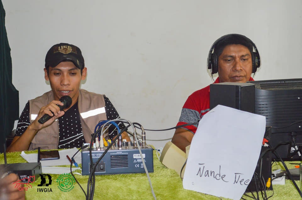 Estudiantes de la Escuela de Periodismo Indígena, en Bolivia, durante una transmisión en la radio digital Ñande Ñee.