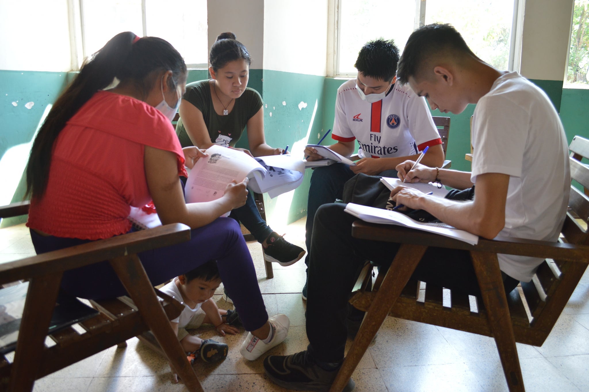 Estudiantes de la Escuela de Periodismo Indígena, en Bolivia, realizan una actividad en equipo.