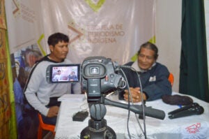 Estudiantes de la Escuela de Periodismo Indígena, en Bolivia, graban una entrevista en video.