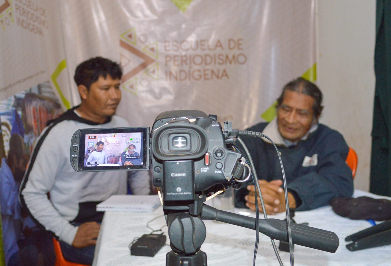 Estudiantes de la Escuela de Periodismo Indígena, en Bolivia, graban una entrevista en video.