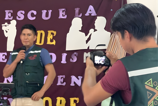 Estudiantes de la Escuela de Periodismo Indígena, en Bolivia, graban una entrevista en video.