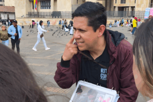 Colombian journalist Óscar Parra leads a city tour in Bogotá while explaining the findings of a journalistic investigation. (Photo: