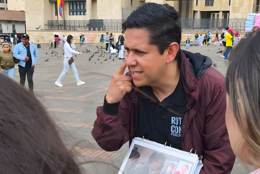 Colombian journalist Óscar Parra leads a city tour in Bogotá while explaining the findings of a journalistic investigation.