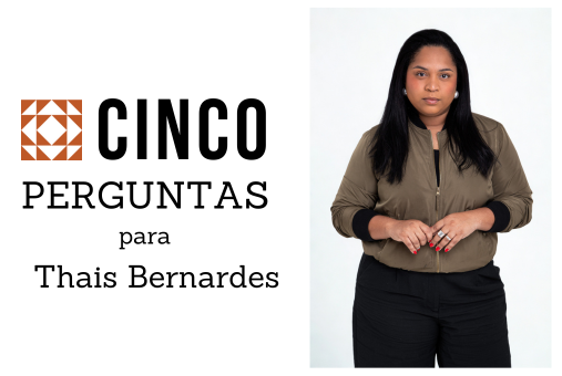 Portrait of journalist Thaís Bernardes standing against a plain white background. She faces the camera with a neutral expression, wearing a light brown bomber jacket and black pants, with her hands lightly clasped in front of her. Next to her, the graphic reads “Cinco Perguntas para Thais Bernardes” with the LJR logo.