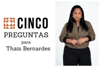 Portrait of journalist Thaís Bernardes standing against a plain white background. She faces the camera with a neutral expression, wearing a light brown bomber jacket and black pants, with her hands lightly clasped in front of her. Next to her, the graphic reads “Cinco Perguntas para Thais Bernardes” with the LJR logo.