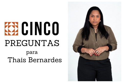 Portrait of journalist Thaís Bernardes standing against a plain white background. She faces the camera with a neutral expression, wearing a light brown bomber jacket and black pants, with her hands lightly clasped in front of her. Next to her, the graphic reads “Cinco Perguntas para Thais Bernardes” with the LJR logo.