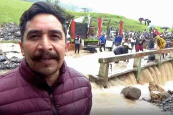 Mexican journalist José Canales reports from a disaster zone for Radio UAEH San Bartolo station livestream. (Photo: Screenshot from a Radio UAEH San Bartolo livestream)